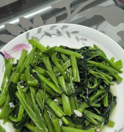 彩椒炒空心菜，清爽美味食谱（健康蔬菜搭配）