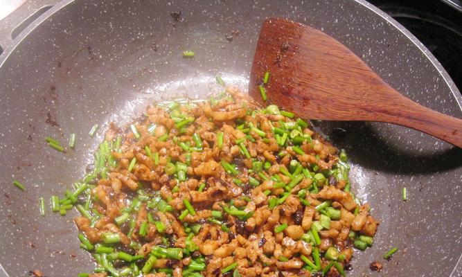 炒苍蝇头的美味做法（用苍蝇头制作美食）