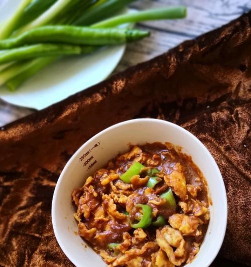 如何制作美味的油炸黄豆酱（用新颖的方作口感鲜美的酱料）