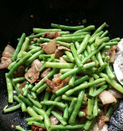 香脆可口的油炸豆角做法（家庭自制小零食/餐桌上的美味佳肴）  第1张