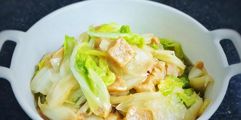 油渣炒白菜心的做法（用废弃物料制作美味佳肴）