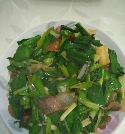 咸肉炒大蒜，美味可口的家常菜（家庭厨房必备的下饭佳品）