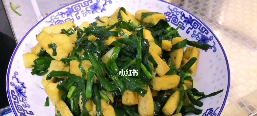 以咸韭菜为主角的美食探秘（一种酸爽口感的冬季美味）