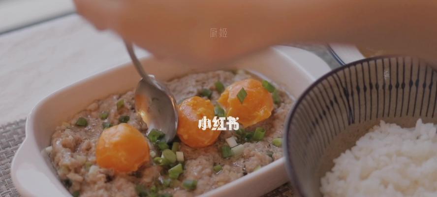 用咸蛋黄给肉饼增添美味-咸蛋黄蒸肉饼  第1张