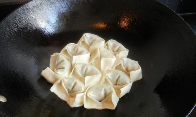 自制鲜虾小白菜馄饨的做法（简单易学）