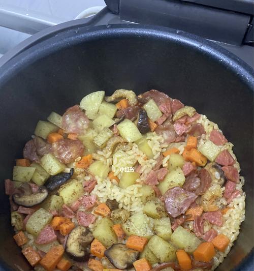 土豆火腿电饭煲焖饭的制作方法（使用电饭煲制作美味可口的土豆火腿焖饭）