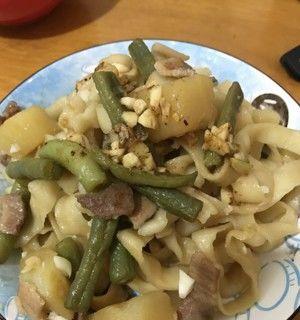 一道家常美食——土豆豆角焖面（做法简单）