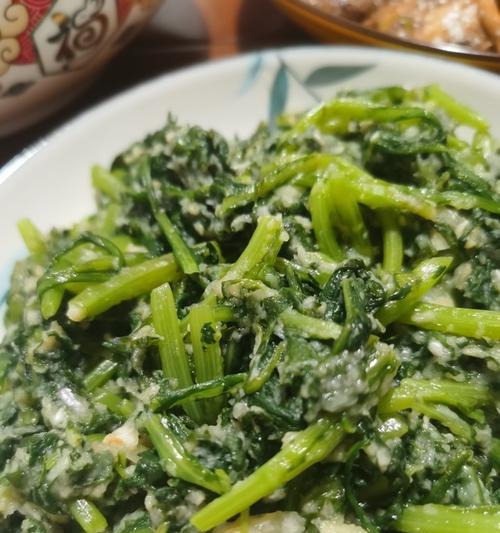 茼蒿香肠菜饭的制作（美味健康的家常美食）