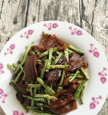 鲜香生炒腊肉的烹饪方法（做出美味口感）  第3张