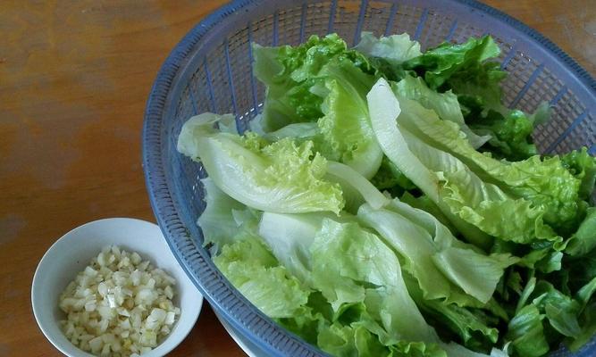 以薄脆生菜包裹嫩滑牛肉，将健康与美味完美结合（以薄脆生菜包裹嫩滑牛肉）  第1张