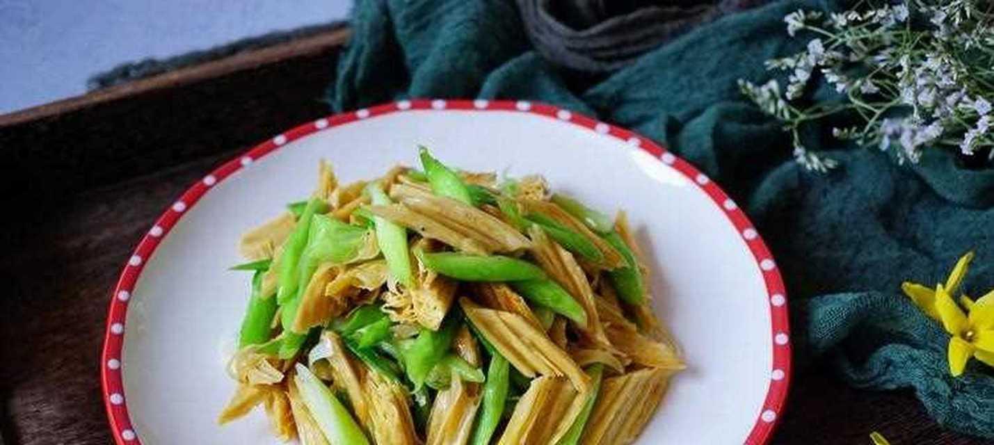 肉丝炒腐竹，鲜嫩香脆的传统美食（家常菜肴）