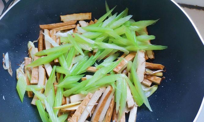 肉丝茶干炒芹菜的做法（色香味俱佳）