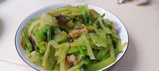 美味健康，尝鲜肉臊莴笋丝（新鲜蔬菜与香酥肉丝的完美组合）  第2张