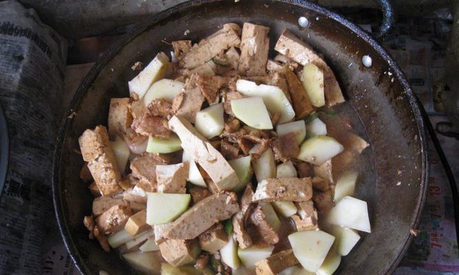 美味营养的肉片皮蛋炖豆腐（家庭美食必备）  第1张