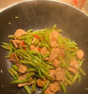 怎样做肉片炒豆角（简单易学）  第2张