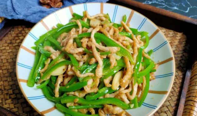 用肉片炒出菜椒的美味（尝试这种简单又营养的家常菜吧）